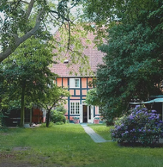 Bindingsværkshus og frodig have på Ærø