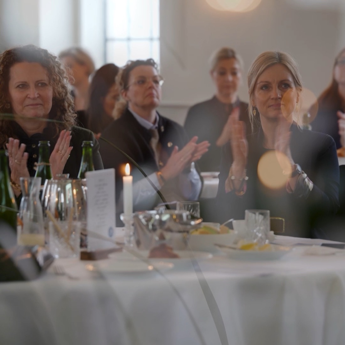 Klapsalver ved bordene efter oplægget